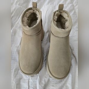 NEW, Cozy Women's Platform UGGS. Size 9.